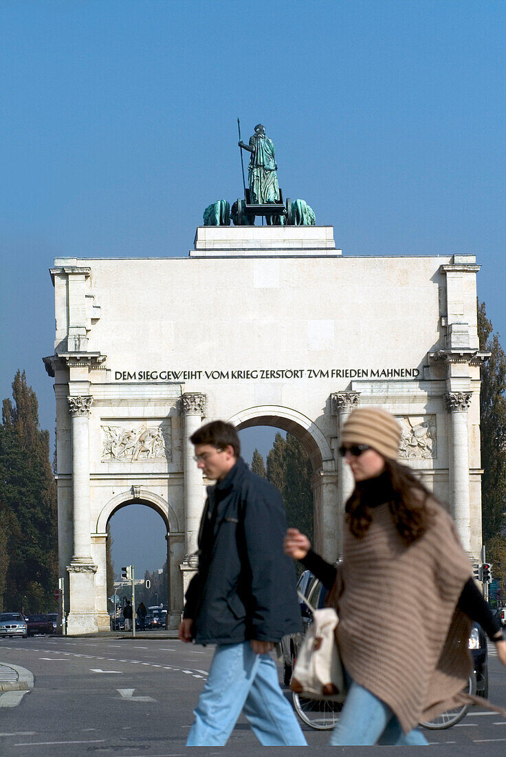 Menschen vor Siegestor