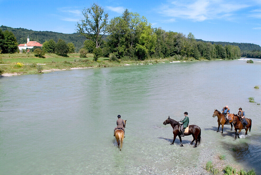 Ausritt an der Isar bei Kloster Schäftlarn, München, Bayern, Deutschland, Pferde, Fluss, Freizeit, Sommer, Sport