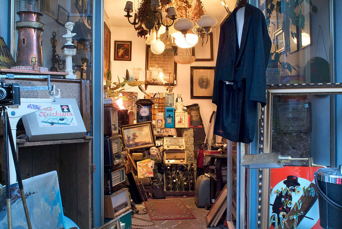 Kleiner Trödel- und Antiquitätenladen und Shoppen in der Wohnung in der Adalbertstrasse, Schwabing, München, Deutschland, Shopping
