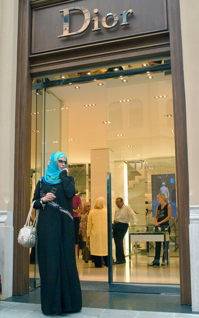 Arabische Frauen shoppen im Juli und August in der Nobelmeile Maximilianstrasse, München, Bayern, Deutschland, Luxusgüter