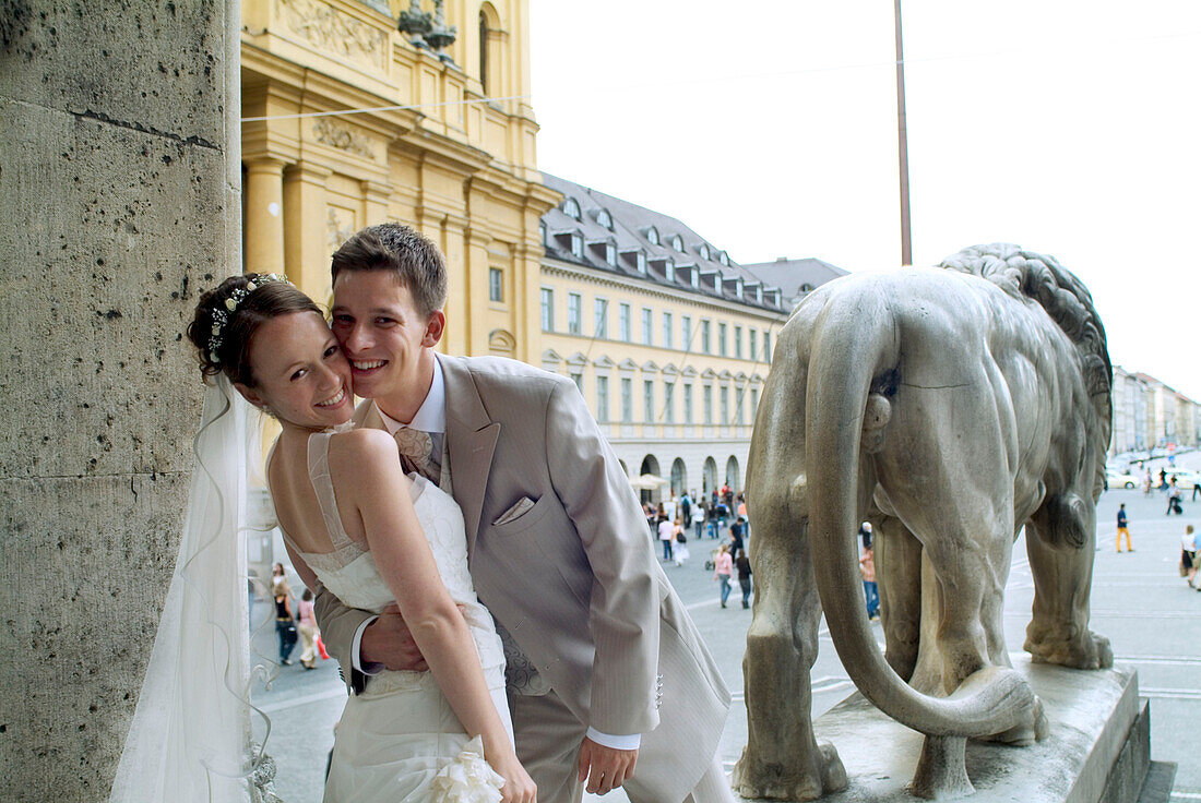 Brautpaar posiert in Feldherrnhalle vor Ludwigsstrasse, München, Muenchen, Bayern, Deutschland