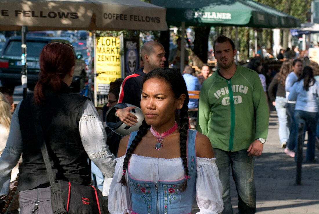 Asiatin im Dirndl auf Leopoldstrasse, Schwabing, München, Bayern, Deutschland, Tracht