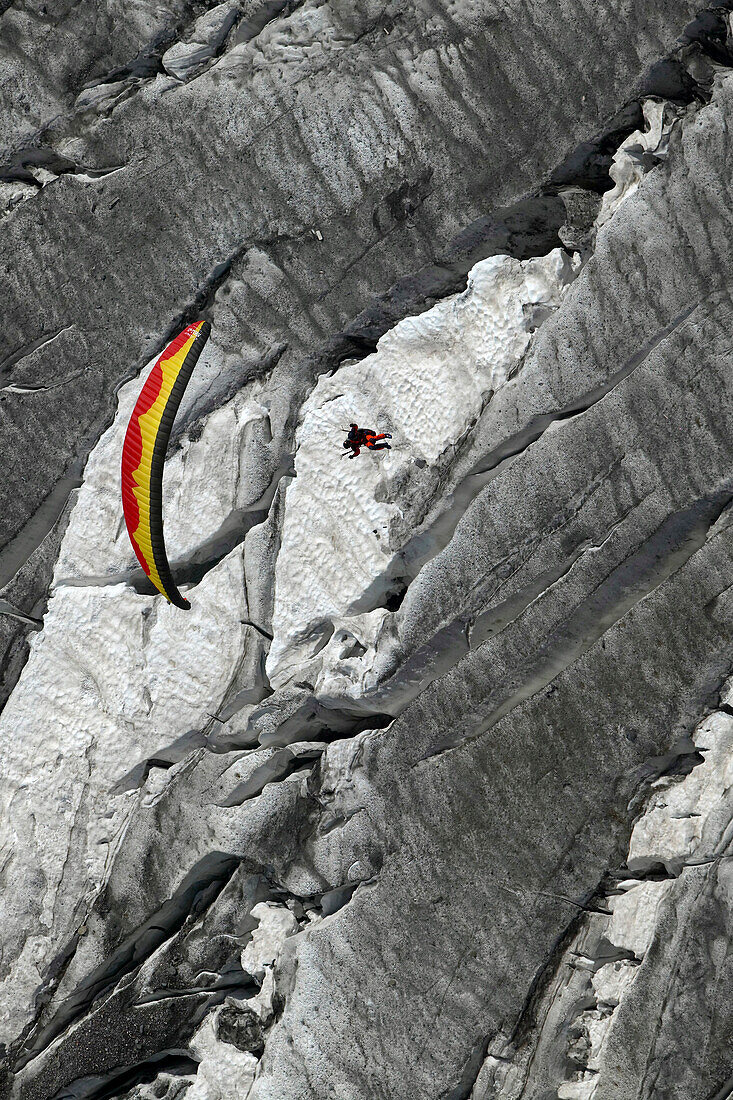 Mann, Paraglider, Winter, Gletscher, Jungfrauspitze, Interlaken, Graubünden, Schweiz