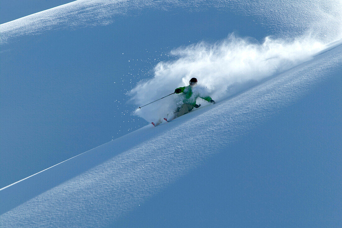 Mann,Skifahren,Schwung im Tiefschnee, Abfahrt,Engadin, Schweiz