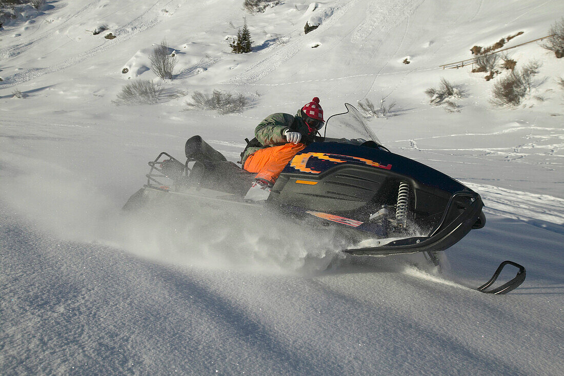 Mann, Motorschlitten, Tiefschnee, Falkertsee, Kärnten, Österreich