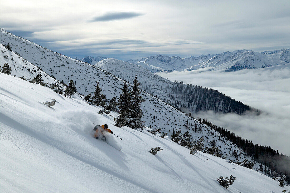Mann, Skifahren, Schwung im Tiefschnee, Abfahrt, Tal, Rosshütte, Tirol, Österreich