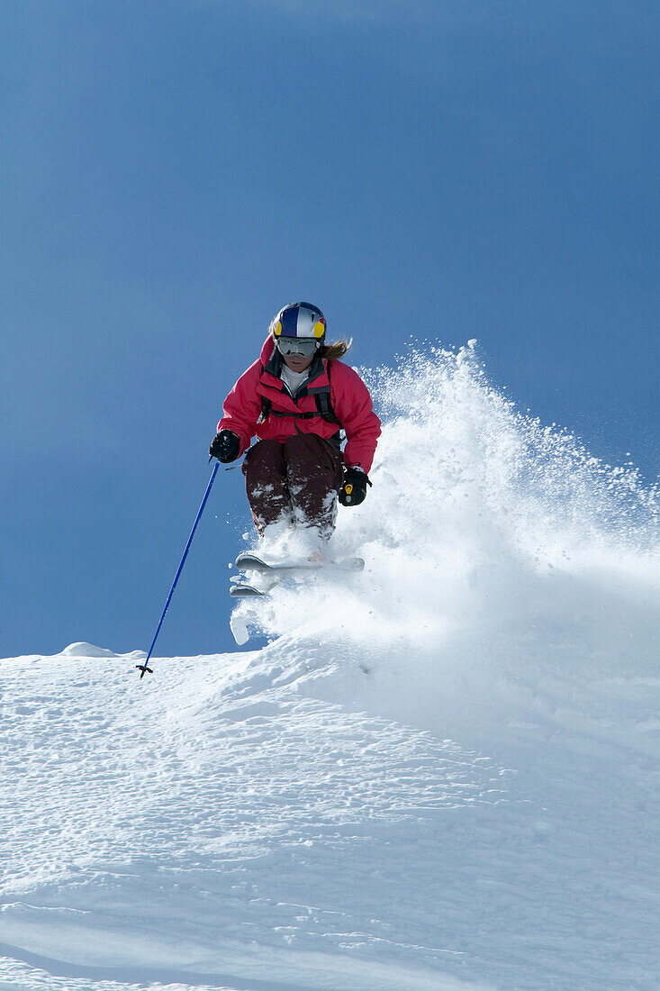 Skifahrerin im Sprung, Verbier, Wallis, Schweiz