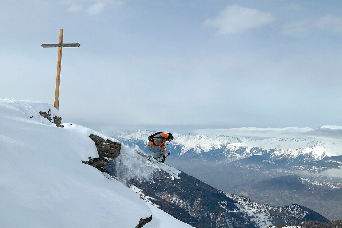 Skifahrer im Sprung, Skigebiet Chandolin und Saint-Luc, Kanton Wallis, Schweiz