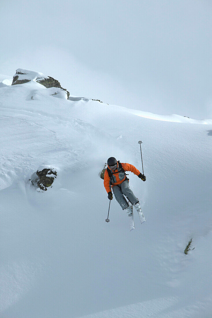 Skifahrer im Sprung, Skigebiet Chandolin und Saint-Luc, Kanton Wallis, Schweiz