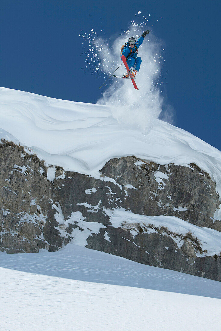 Skifahrer im Sprung, Zürs, Lech, Vorarlberg, Österreich