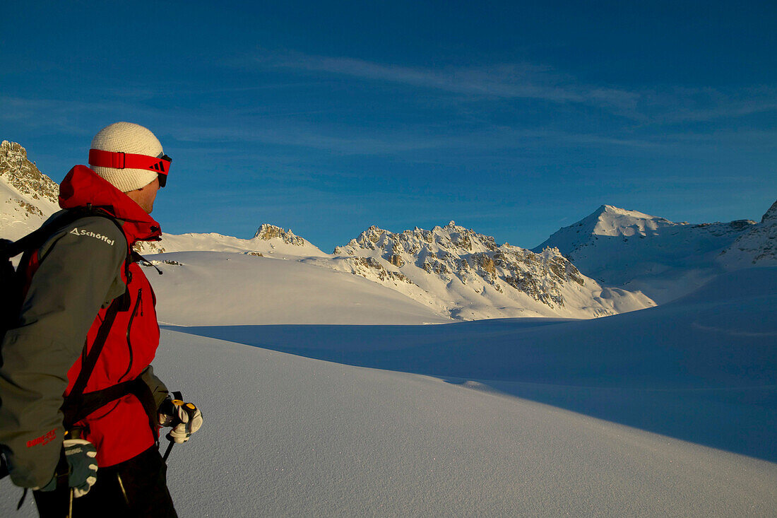 Mann, Winter Sonnenuntergang, Skifahrer, verschneite Berge, St Luc, Chandolin, Wallis, Schweiz