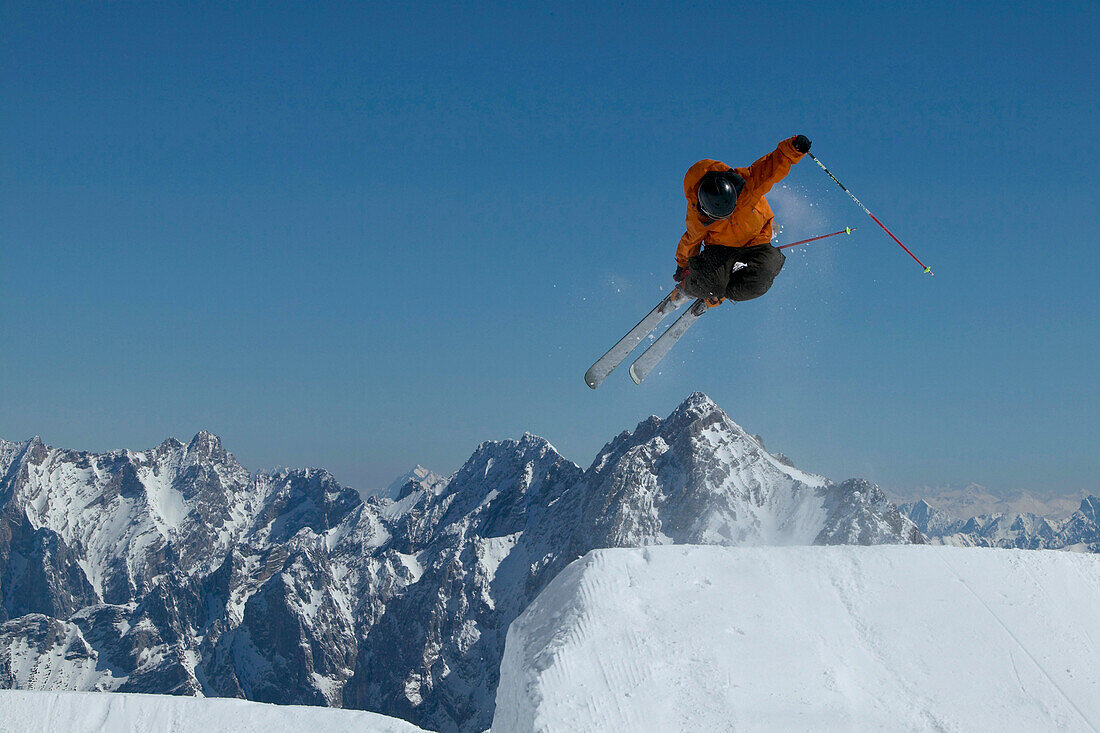 Skifahrer im Sprung auf einer Schanze, Zugspitze, Bayern, Deutschland