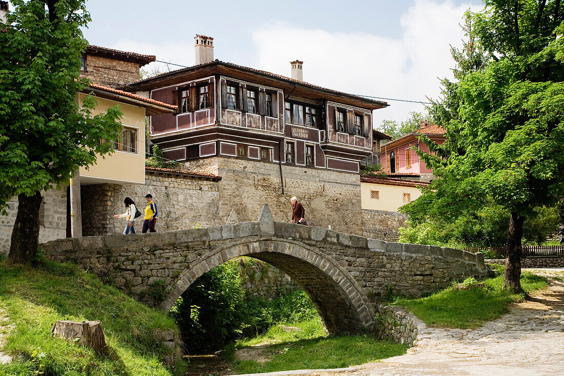 Häuser und Brücke in der Museumsstadt Koprivschtiza, Bulgarien, Europa