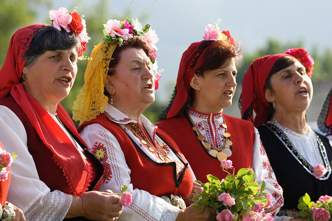 Rosenpflückerinnen singen, Rosenfest, Rosenernte, Karlovo, Bulgarien