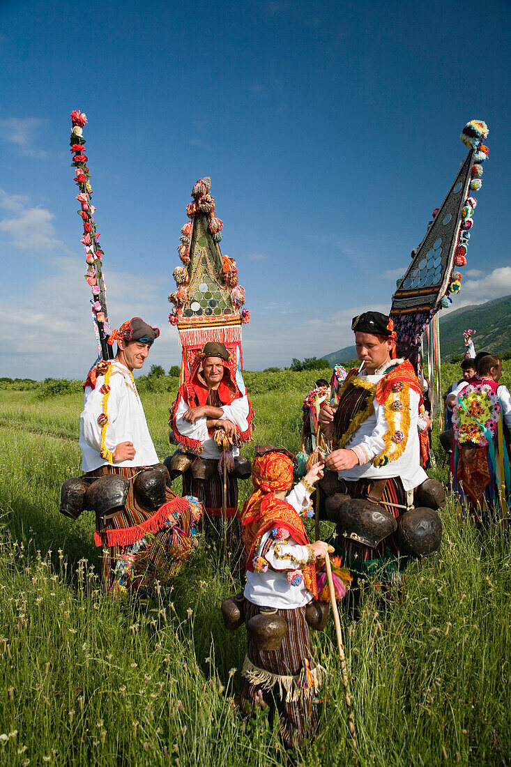 Menschen in Tracht auf einer Wiese, Rosenfest, Karlovo, Bulgarien, Europa