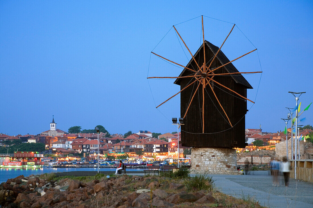 Windmühle und Museumsstadt Nessebar am Abend, Schwarzmeerküste, Bulgarien, Europa