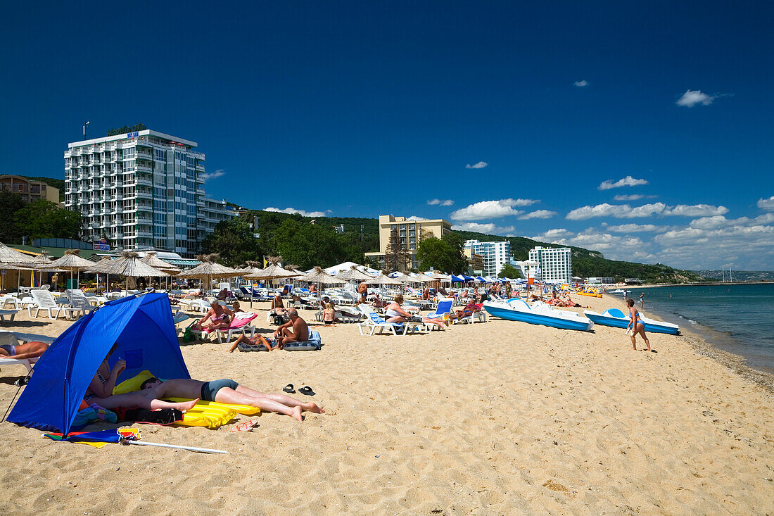 Menschen am Goldstrand, Zlatni Pjasuci, Schwarzes Meer, Bulgarien, Europa