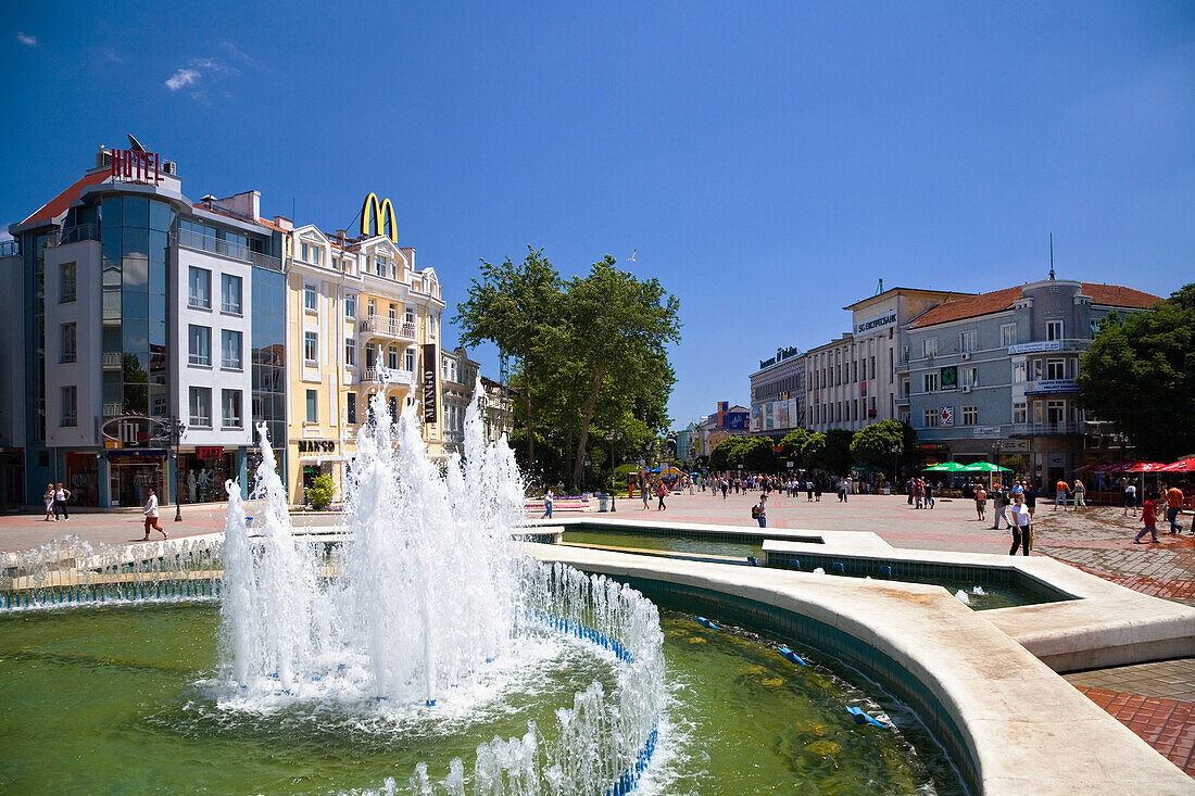 Brunnen in der Fussgängerzone in Varna, Bulgarien, Europa