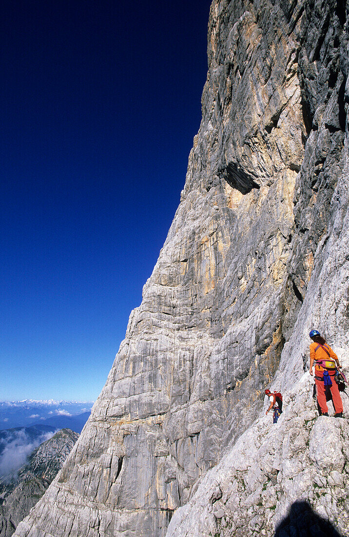 Kletterer in der Dachstein-Südwand, Steinerroute, Dachsteingruppe, Steiermark, Österreich
