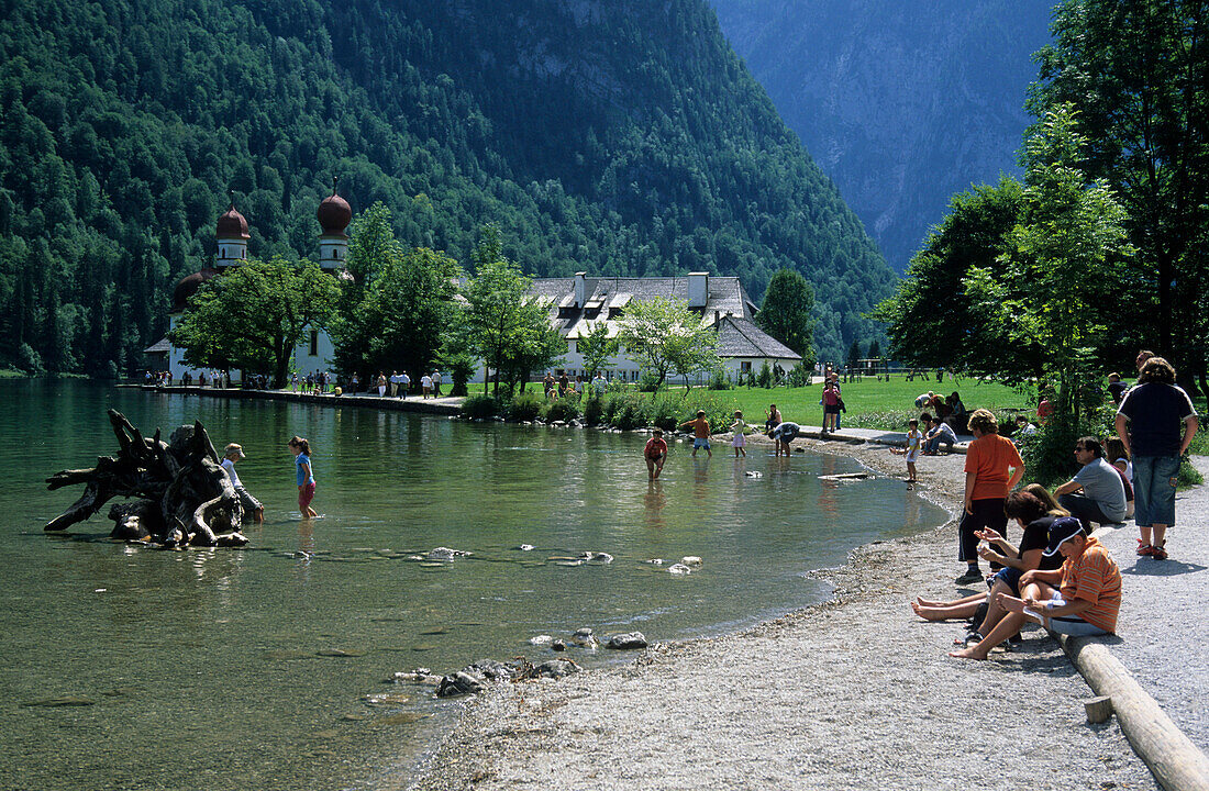 Ausflügler am Königssee, St. Bartholomä, Berchtesgadener Alpen, Oberbayern, Bayern, Deutschland