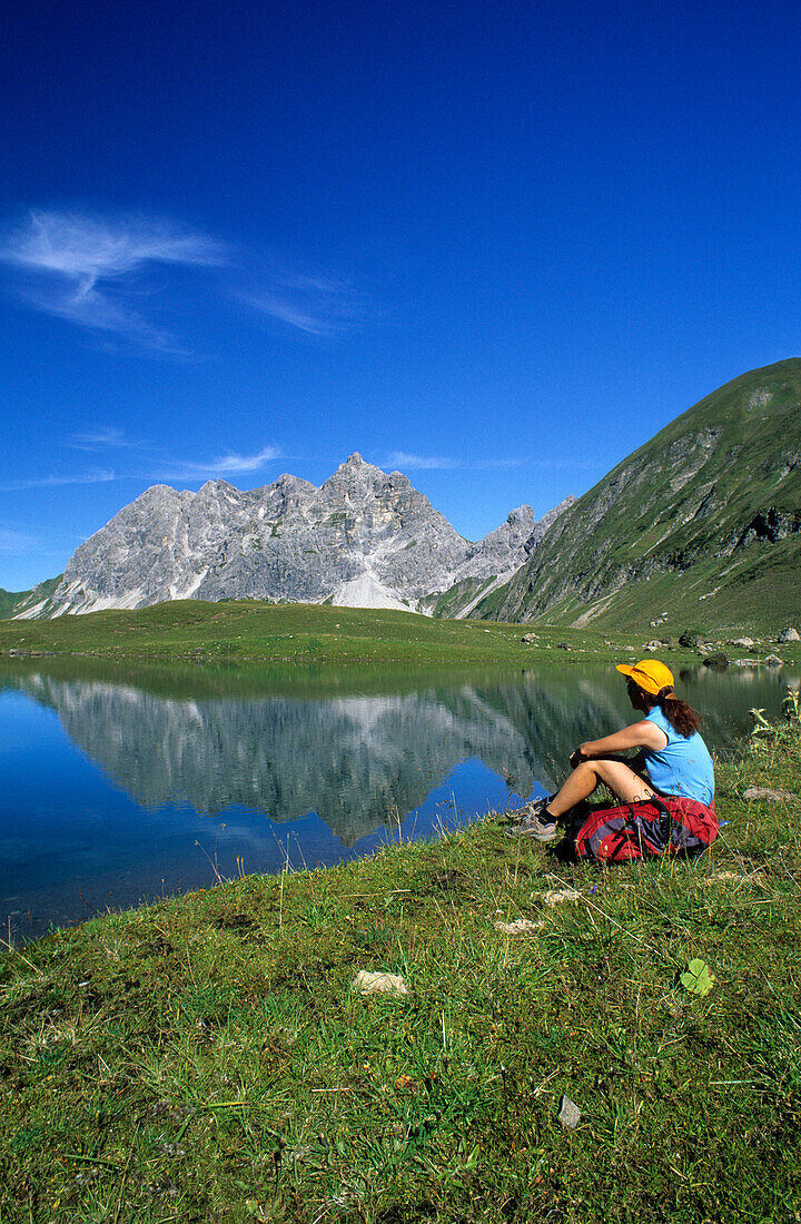 Bergsteigerin bei der Rast am Eissee, Blick auf Wildengruppe, Allgäuer Alpen, Schwaben, Deutschland