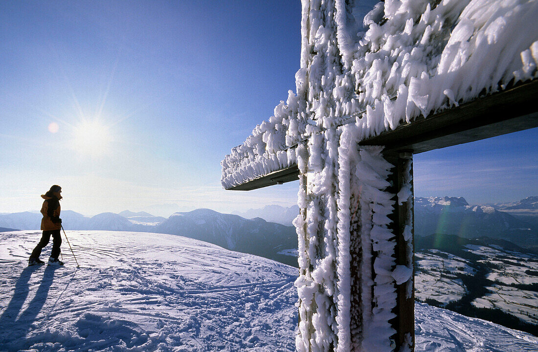 Gipfelkreuz des Schlenken mit Raureif, Blick auf Berchtesgadener Alpen, Salzkammergut, Salzburg, Österreich