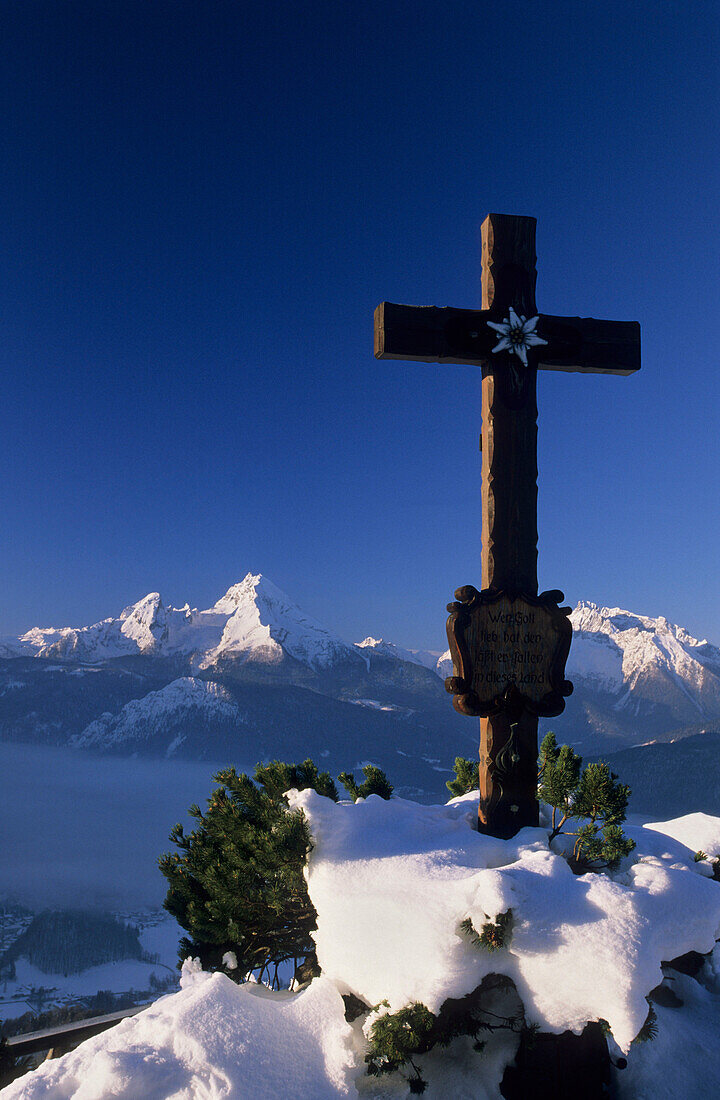 cross on summit of Kneifelspitze with view to Watzmann, Berchtesgaden range, Upper Bavaria, Bavaria, Germany