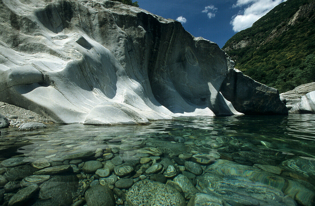 Felsformationen an der Maggia, Tessin, Schweiz