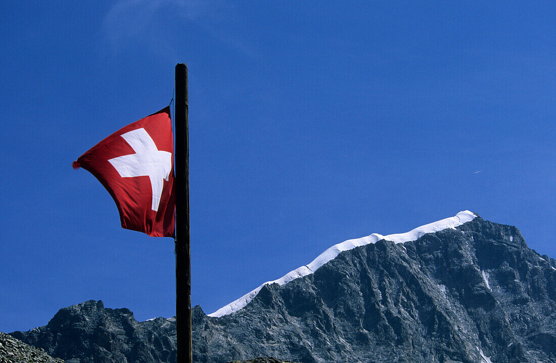 Schweizer Flagge mit Biancograt, Tschiervahütte, Bernina, Oberengadin,  Graubünden, Schweiz