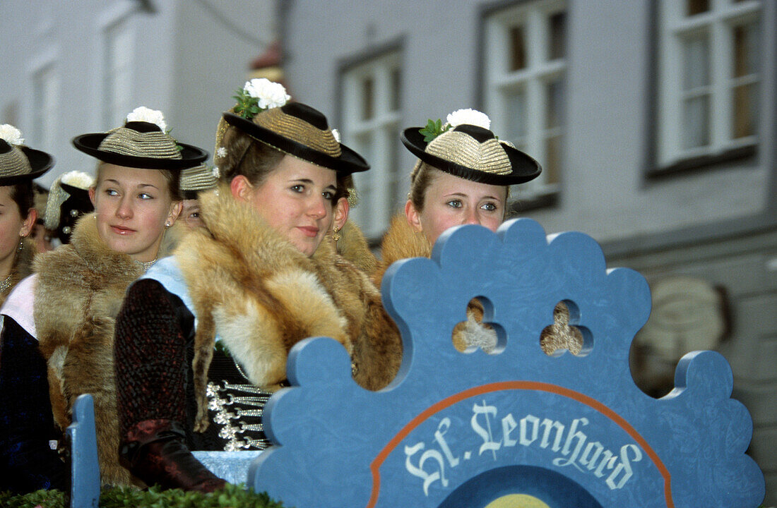 Frauen in Tracht, Leonhardiritt, Bad Tölz, Oberbayern, Bayern, Deutschland