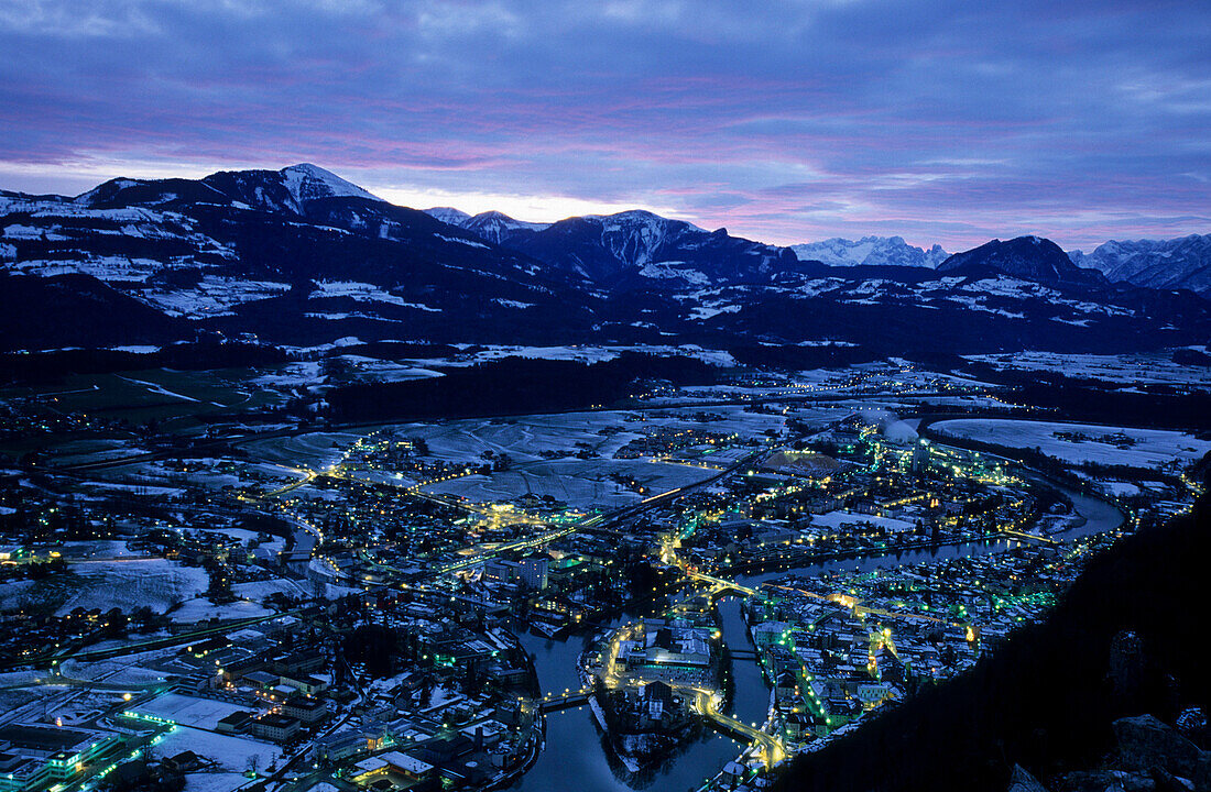 Blick auf die beleuchtete Innenstadt von Hallein mit den Bergen des Salzkammergutes, Salzburg, Österreich