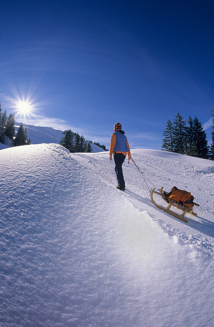 Rodeln an der Unterpartnomalpe, Sonntag, Vorarlberg, Österreich