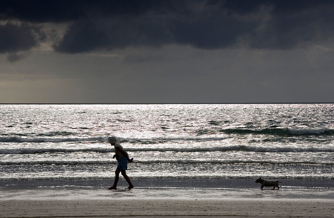 Rentnerin mit Hund am Strand, Rossbeigh Beach, Ring of Kerry, Irland, Europa