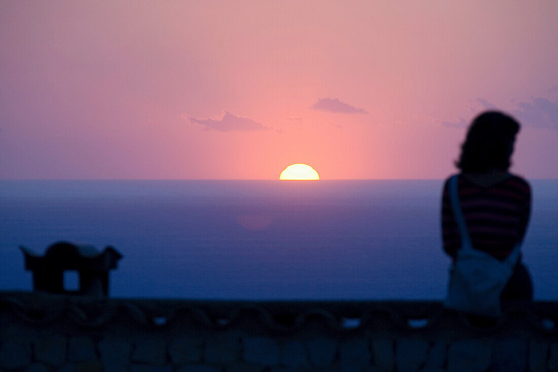 Frau beobachtet Sonnenuntergang, Son Marroig, Mallorca, Spanien
