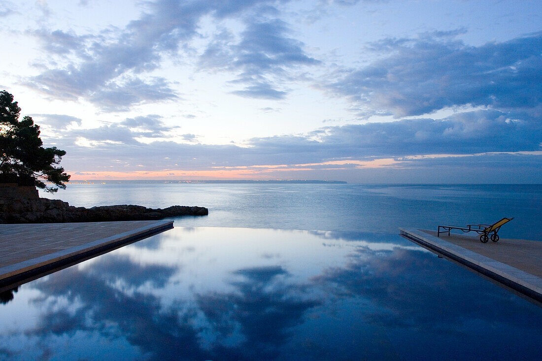 Spain, Majorca, Palma, Hotel Maricel, pool, sunrise