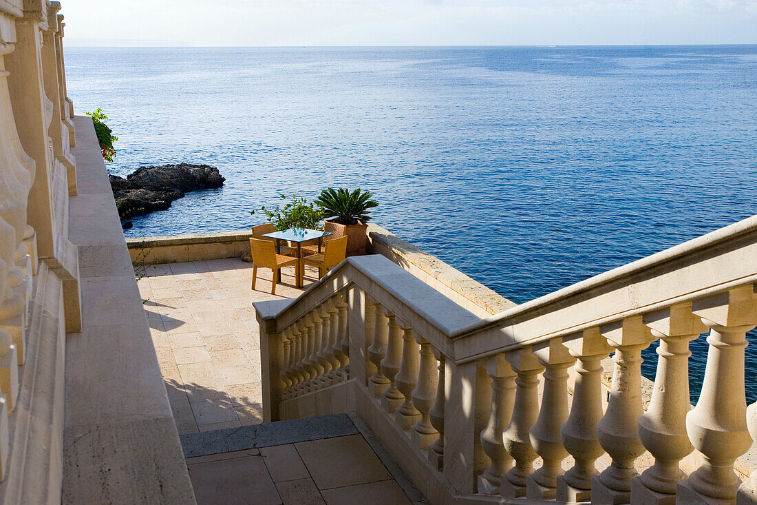 Hotel Maricel, Terrasse mit Tisch und Stuhle, Palma, Mallorca, Spanien
