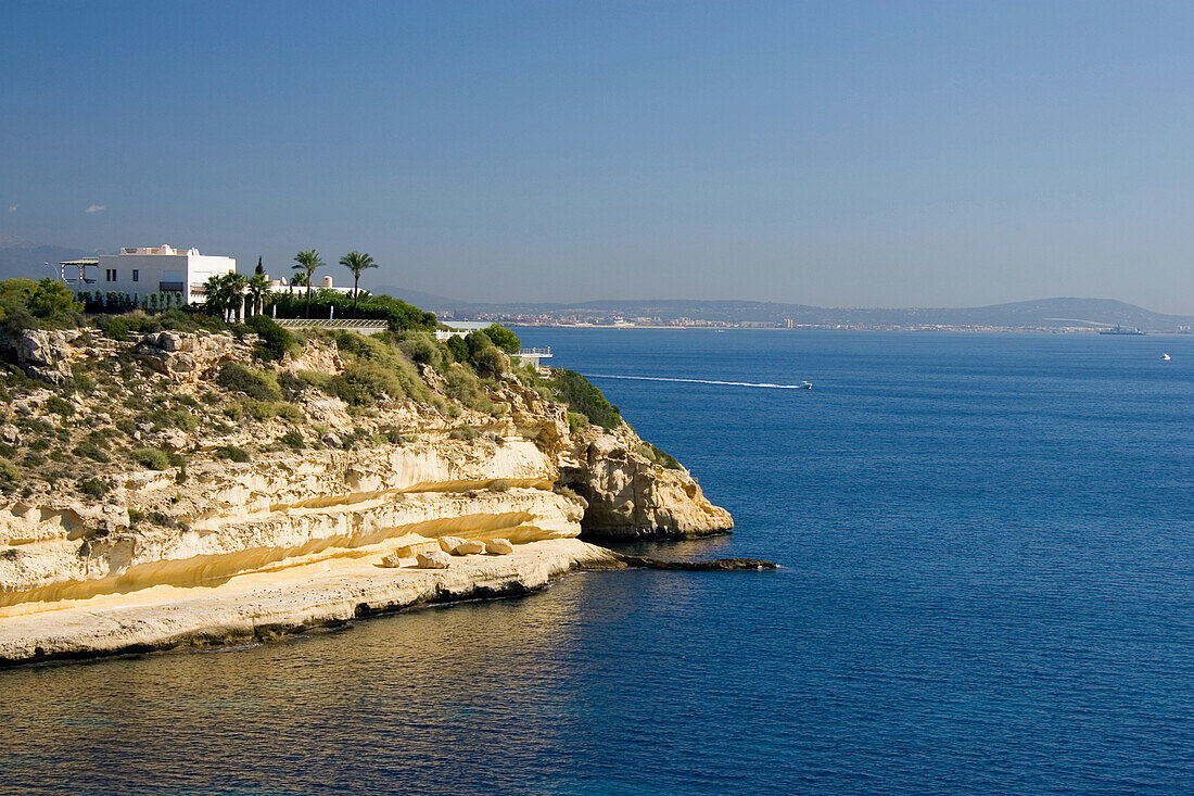 Villa und Küstenlandschaft bei Palma, Mallorca, Spanien