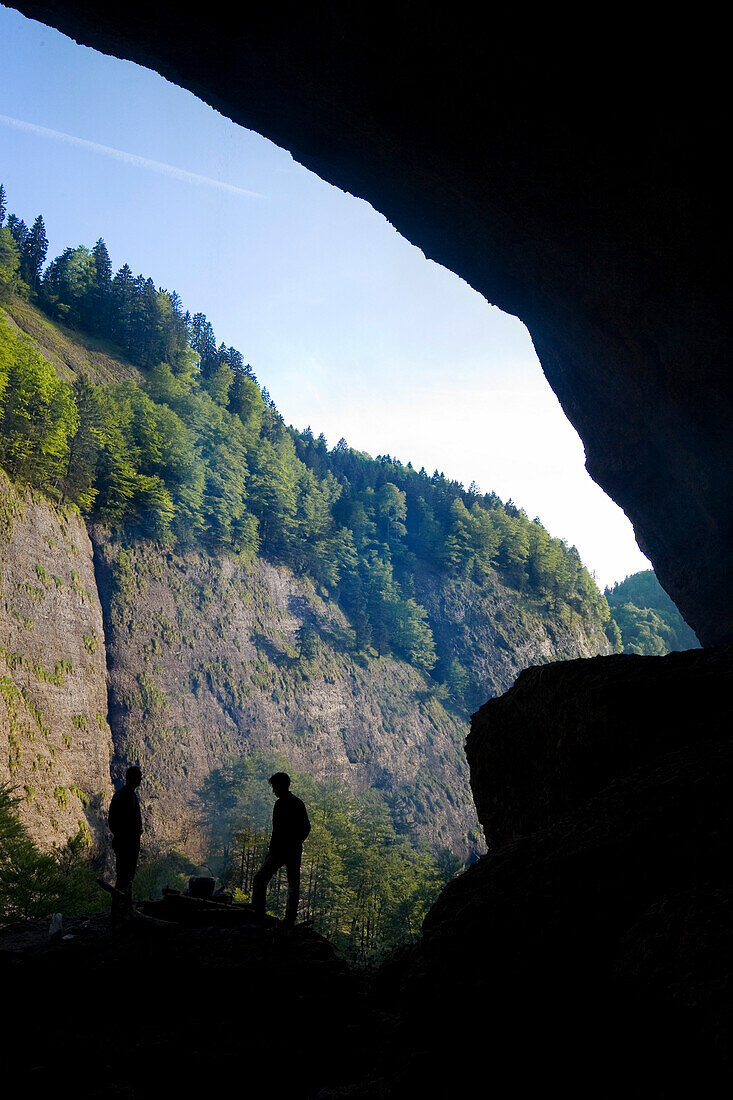 Wanderer rasten bei einer Grotte, Ofenloch, Kanton St. Gallen, Schweiz
