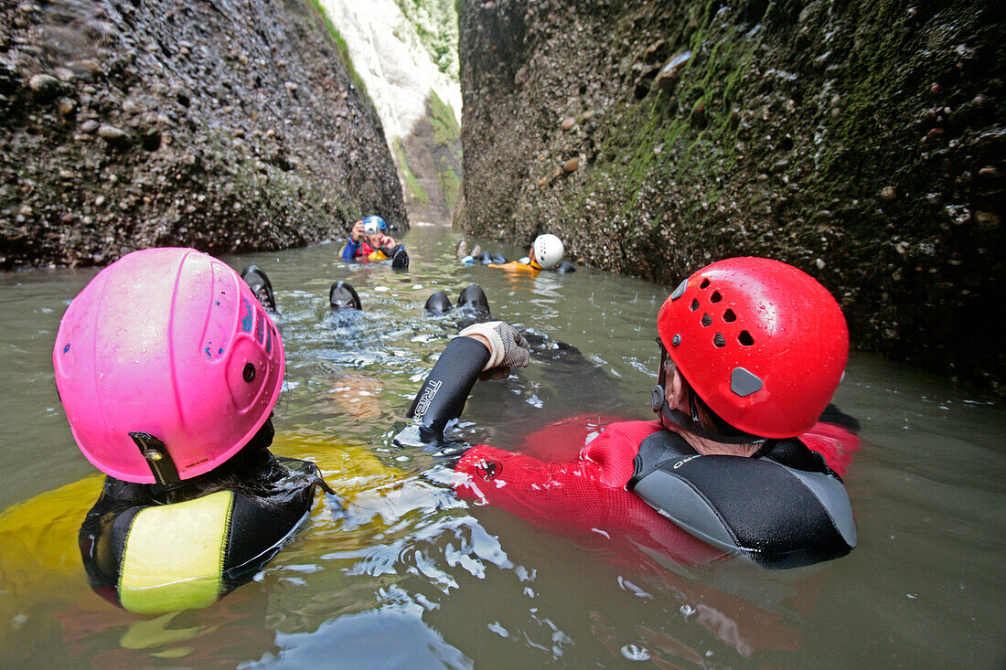 Männer beim Schwimm- und Wandercanyon Raebloch, Emmental, Kanton Bern, Schweiz, MR