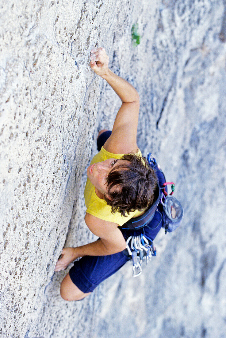 Junge Frau klettert am Fels, Alpen, MR