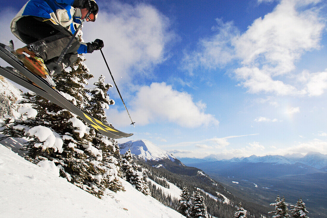 Lake Louise, Kanada, eine junge Frau fährt Tiefschnee. Am South Face in Skigebiet von Lake Louise, Alberta, Rocky Mountains, Kanada, Nordamerika, MR