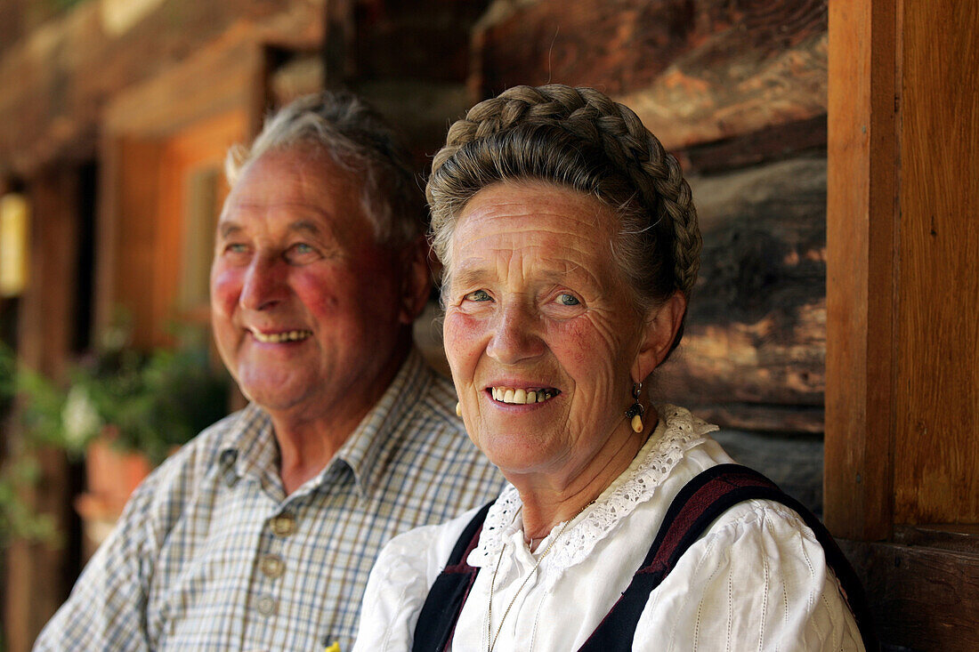 Altes Paar sitzt  vor der Maurachalm, Nationalpark Hohe Tauern, Salzburger Land, Österreich