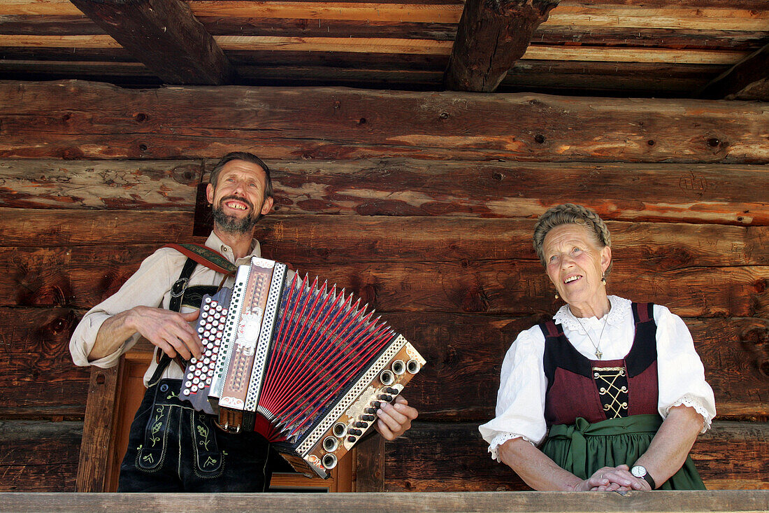 Senner spielt Akkordeon und seine Mutter singt dazu, Mittagskonzert, Maurachalm, Nationalpark Hohe Tauern, Salzburger Land Österreich