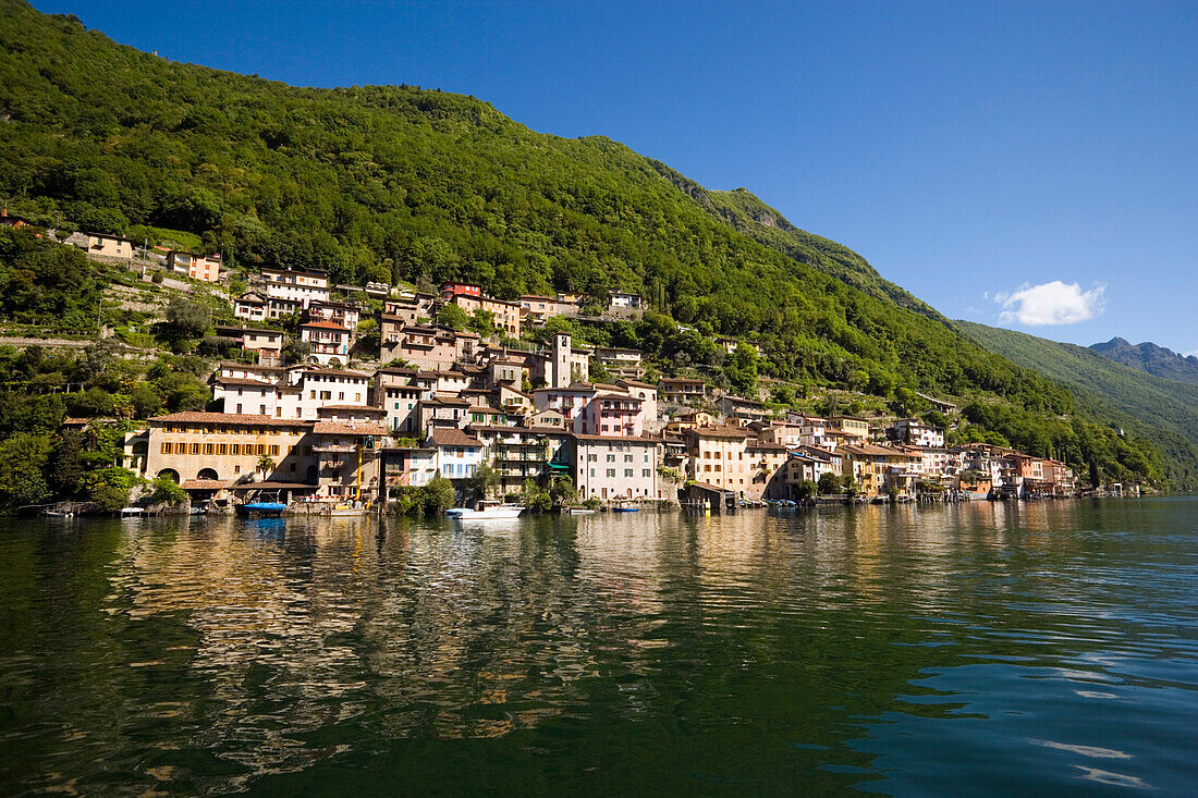 Blick über den Luganersee auf das pittorekes Dorf Gandria, an den steilen Hang des Monte Bre gebaut, Lugano, Tessin, Schweiz