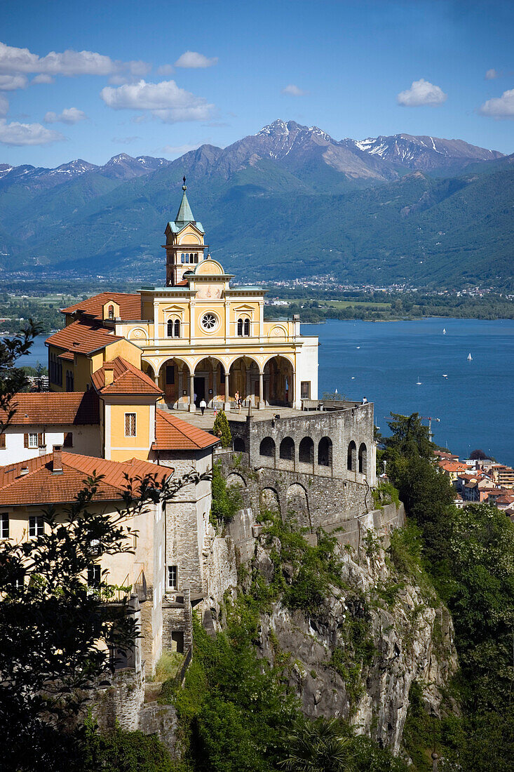 Wallfahrtskirche Madonna del Sasso mit Panorama über Lago Maggiore, Orselina, in der Nähe von Locarno, Tessin, Schweiz