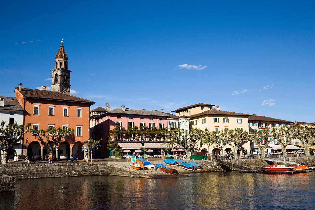 Hafenpromenade mit Kirche Santi Pietro e Paolo am Abend, Ascona, Lake Maggiore, Tessin, Schweiz