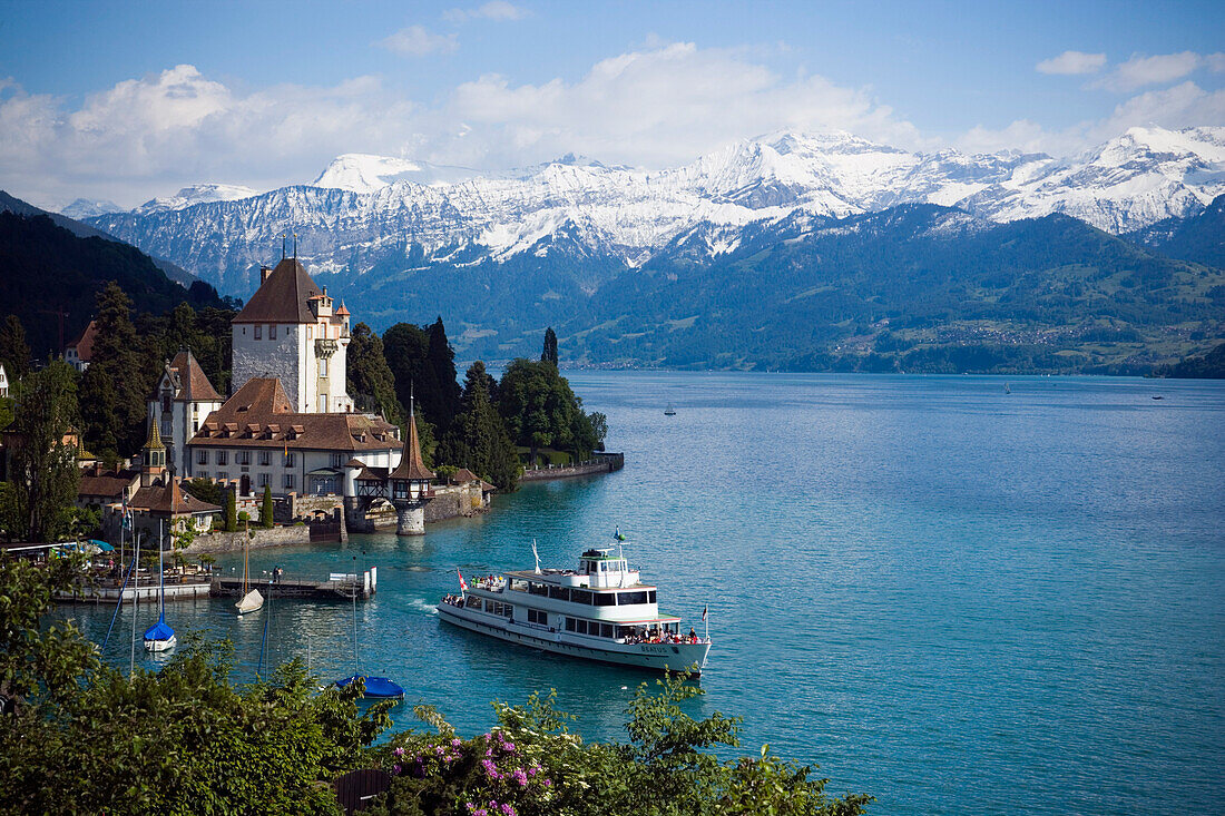 Ausflugsboot und Schloss Oberhofen, Thuner See, Eiger 3970 m, Moench 4107 m und Jungfrau 4158 m im Hintergrund, Oberhofen, Berner Oberland, Kanton Bern, Schweiz