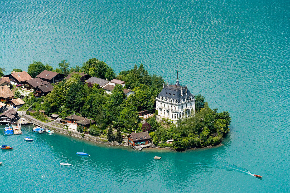 Blick auf Iseltwald mit Schloss Seeburg, Brienzersee, Berner Oberland, Kanton Bern, Schweiz