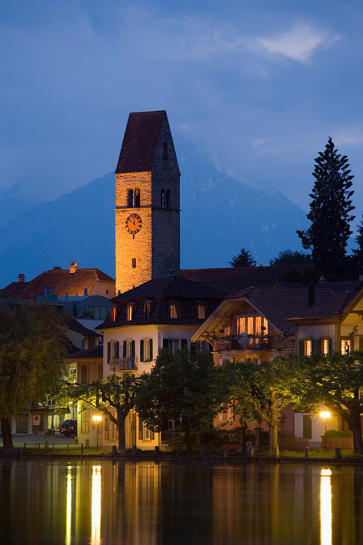 Blick auf Unterseen bei Nacht, Interlaken, Berner Oberland, Kanton Bern, Schweiz