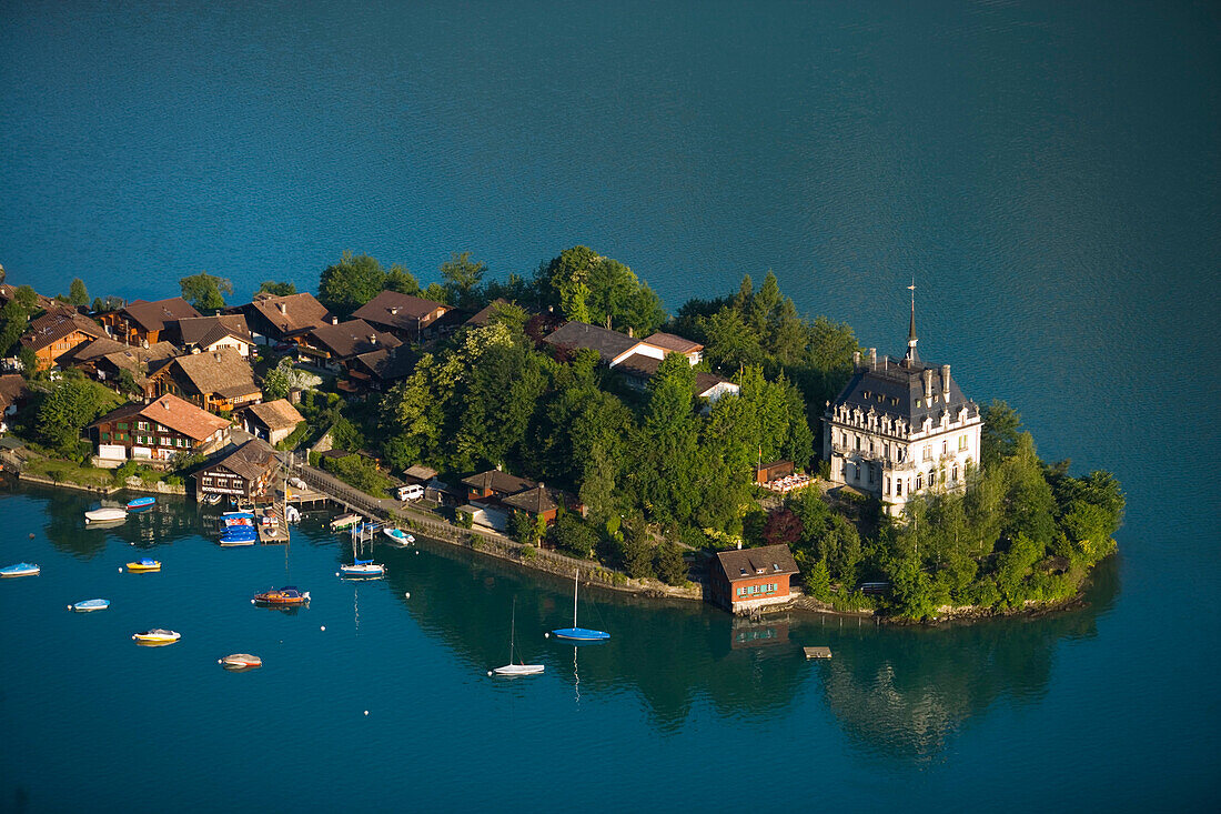 Blick auf Iseltwald mit Schloss Seeburg, Brienzersee, Berner Oberland, Kanton Bern, Schweiz